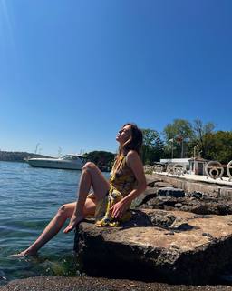 Melis Sezen feet photo thumbnail