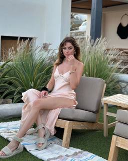 Melis Sezen feet photo thumbnail