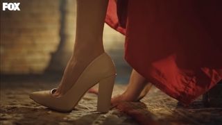 Melis Sezen feet photo thumbnail