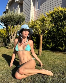 Melis Sezen feet photo thumbnail