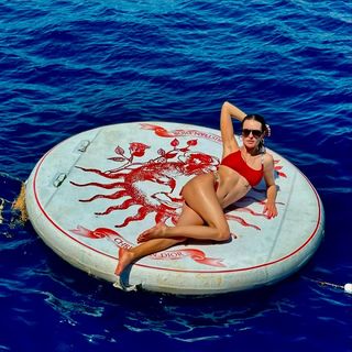 Melis Sezen feet photo thumbnail