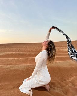 Melis Sezen feet photo thumbnail