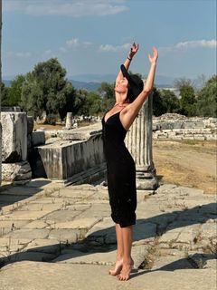 Melis Sezen feet photo thumbnail