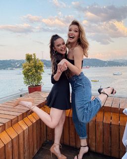 Melisa Döngel feet photo thumbnail