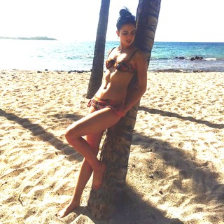 Melissa Barrera feet photo thumbnail