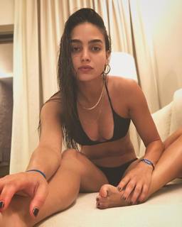 Melissa Barrera feet photo thumbnail