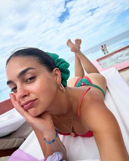 Melissa Barrera feet photo thumbnail