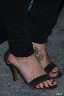 Melissa Benoist feet photo thumbnail