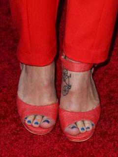 Melissa Benoist feet photo thumbnail