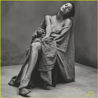 Melissa Benoist feet photo thumbnail