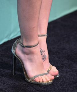 Melissa Benoist feet photo thumbnail