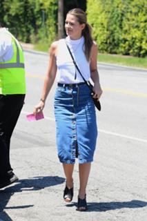 Melissa Benoist feet photo thumbnail