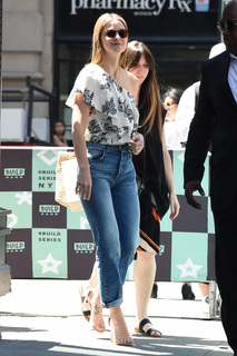 Melissa Benoist feet photo thumbnail