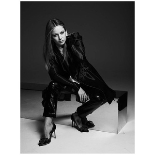 Melissa Benoist feet photo thumbnail