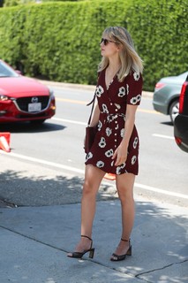 Melissa Benoist feet photo thumbnail