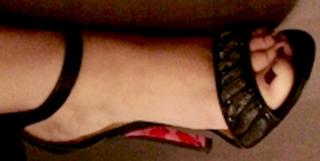 Melissa Joan Hart feet photo thumbnail