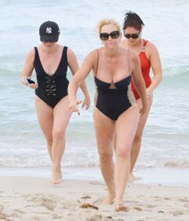 Melissa Joan Hart feet photo thumbnail