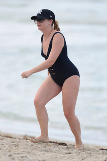 Melissa Joan Hart feet photo thumbnail