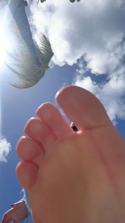 Melissa Joan Hart feet photo 3