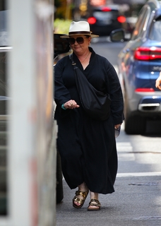 Melissa McCarthy feet photo thumbnail