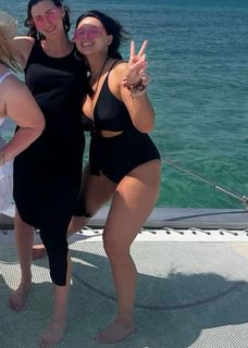 Melissa O'Neil feet photo thumbnail