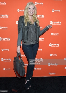 Melissa Peterman feet photo 3
