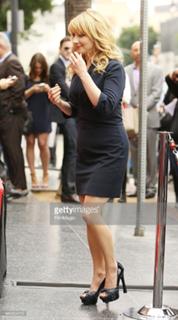 Melissa Rauch feet photo thumbnail