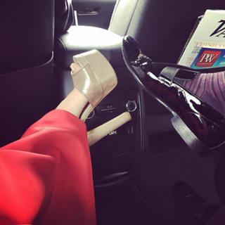 Melissa Rauch feet photo thumbnail