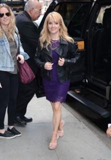 Melissa Rauch feet photo thumbnail