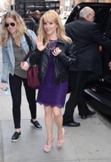 Melissa Rauch feet photo thumbnail