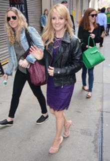 Melissa Rauch feet photo thumbnail