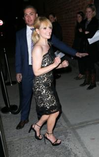 Melissa Rauch feet photo thumbnail