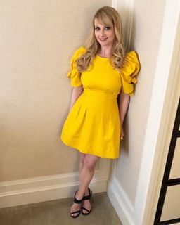 Melissa Rauch feet photo thumbnail