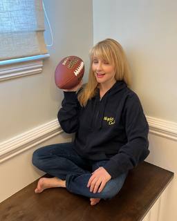 Melissa Rauch feet photo thumbnail