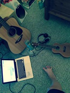 Melissa Villaseñor feet photo thumbnail