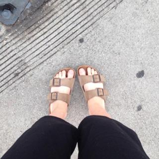 Melissa Villaseñor feet photo thumbnail