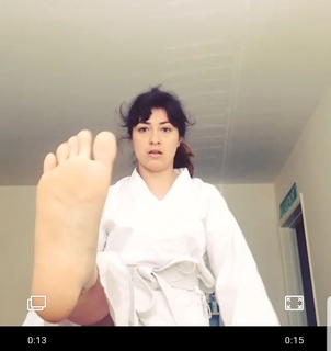 Melissa Villaseñor feet photo thumbnail