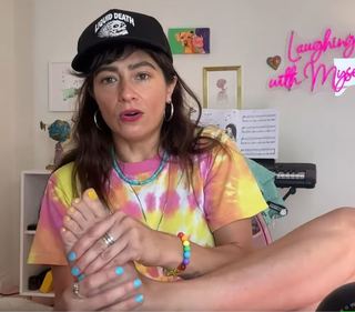 Melissa Villaseñor feet photo thumbnail