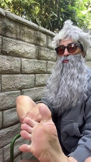 Melissa Villaseñor feet photo thumbnail