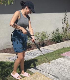 Melissa Villaseñor feet photo thumbnail