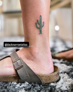 Melissa Villaseñor feet photo thumbnail
