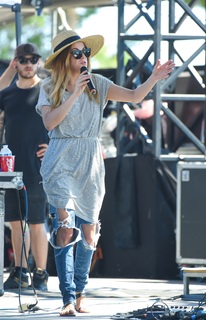 Melody Gardot feet photo 14