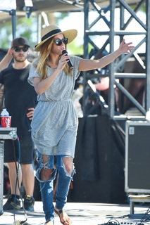 Melody Gardot feet photo 13