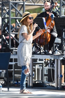 Melody Gardot feet photo 12