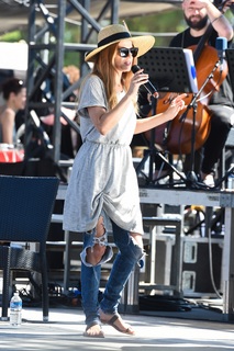 Melody Gardot feet photo 11