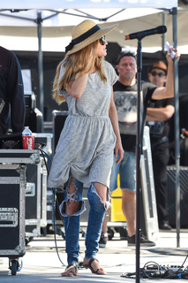Melody Gardot feet photo 10