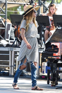 Melody Gardot feet photo 9