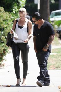 Mena Suvari feet photo thumbnail