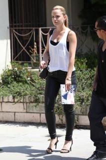 Mena Suvari feet photo thumbnail