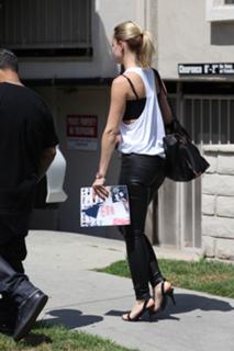 Mena Suvari feet photo thumbnail